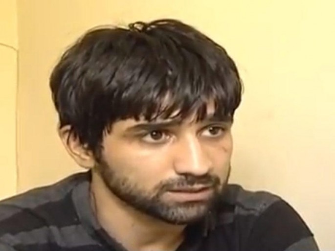 Taksi sürücüsünü bıçaqla hədələyib soydular - VİDEO