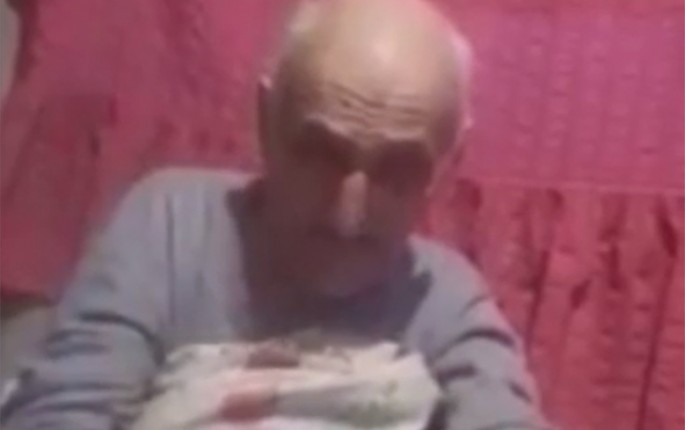 Oğul 84 yaşlı atasını döyüb - Yevlaxda - VİDEO