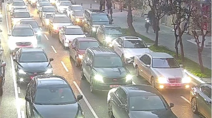 Sürücülərin NƏZƏRİNƏ  - Tıxac var