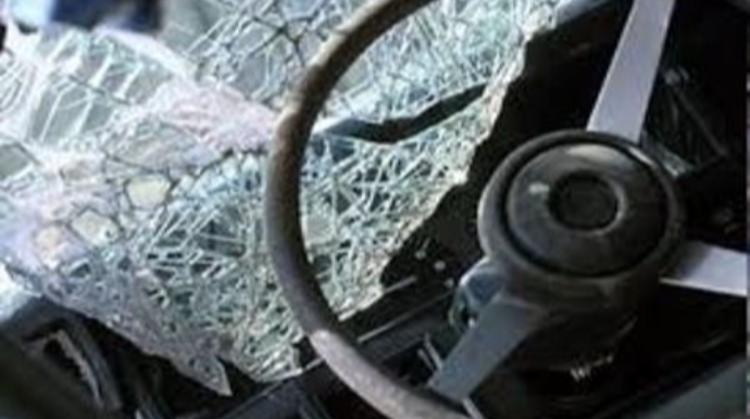 Şəkidə avtomobil dərəyə aşıb, ana və qızı yaralanıb 