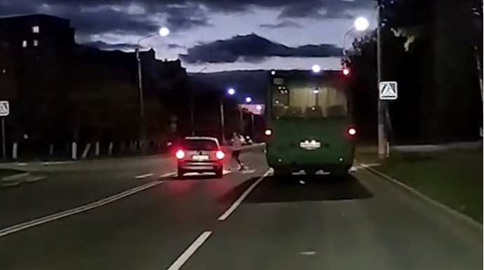 Yolu keçən uşaq son anda ölümdən döndü  - VİDEO