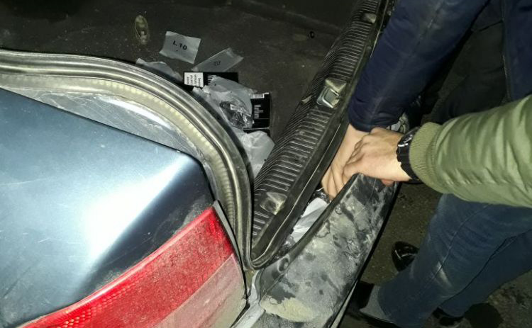Avtomobillə qaçaqmalçılıq yolu ilə siqaret gətirilməsinin qarşısı alınıb - FOTO