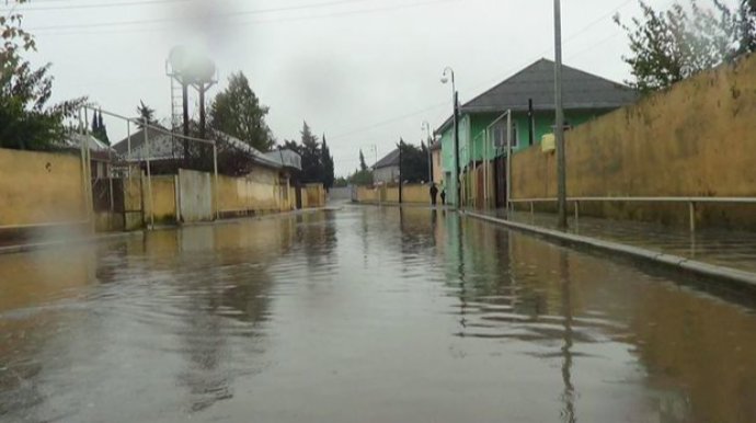 В Баку затопило жилые дома: на помощь пришло МЧС