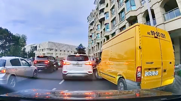 Bir neçə saniyə qazanmaq üçün sürücüləri təhlükəyə atdı - 99-OC-251    - VİDEO
