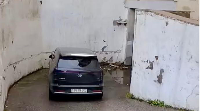 Sürücü qarajın girişini bağladı – Yarım saat gözləyən sakin geri qayıtdı  - VİDEO