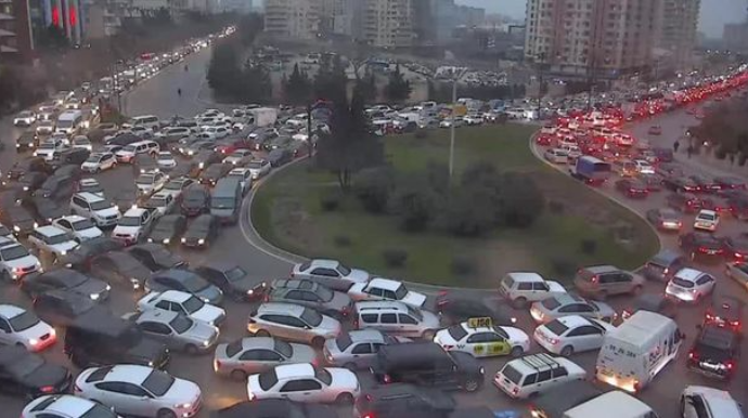 Bakının mərkəzi küçələrində sıxlıq yaranıb  - FOTO - VİDEO