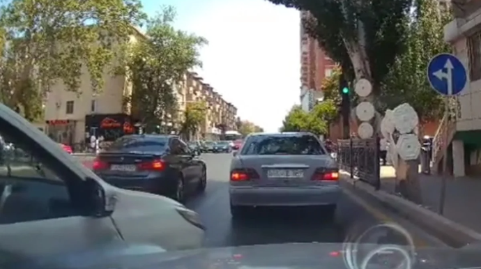 Bakıda "qırmızı"da keçən avtomobil zəncirvari qəza törətdi - ANBAAN VİDEO 