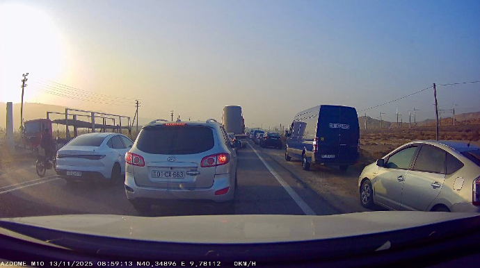 Bu yolda 50-yə yaxın sürücü eyni qaydanı pozaraq hərəkəti iflic etdi  - VİDEO