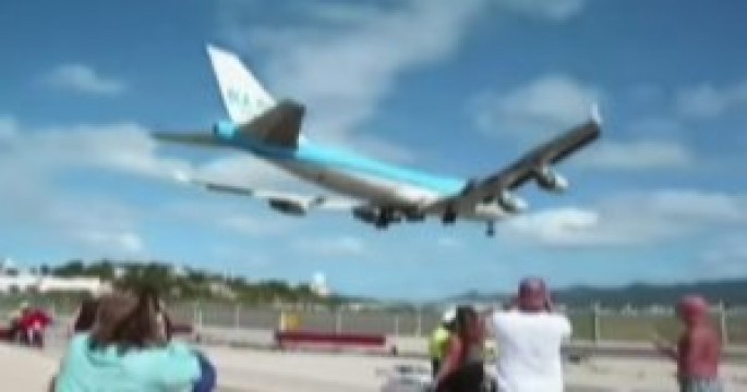 Təyyarənin küləyi turist qadını öldürdü - VİDEO