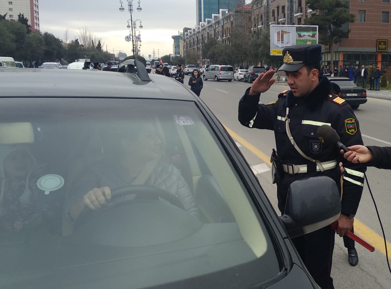 Sumqayıtda yol polisi qayda pozan xanım sürücüləri sevindirdi - FOTO