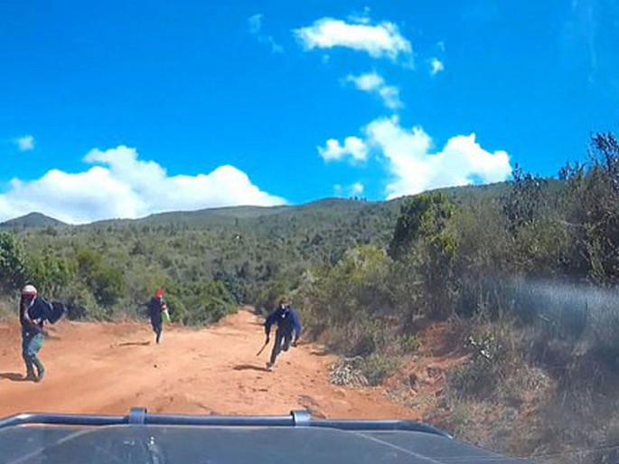 Ərlə arvad yolda ölümdən qurtuldular – VİDEO