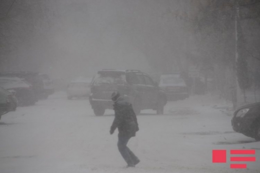 Qar və duman Muğanlı-İsmayıllı yolunda nəqliyyatın hərəkətini çətinləşdirib