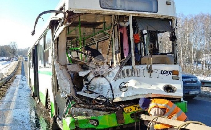 Rusiyada marşrut avtobusu “QAZ”a çırpıldı: 7 nəfər xəsarət alıb