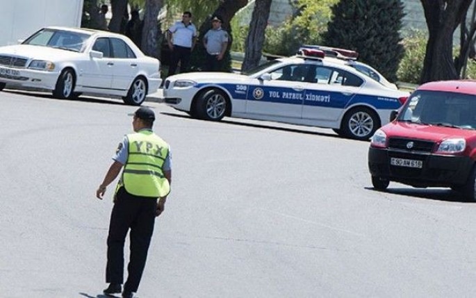 Bakıda yolu keçən yol polisini maşın vurdu - Hospitala düşüb