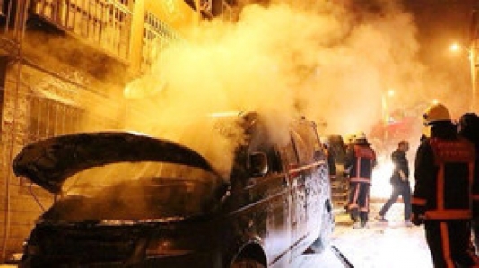 Bakıda “Mercedes” və “Nissan” yandı