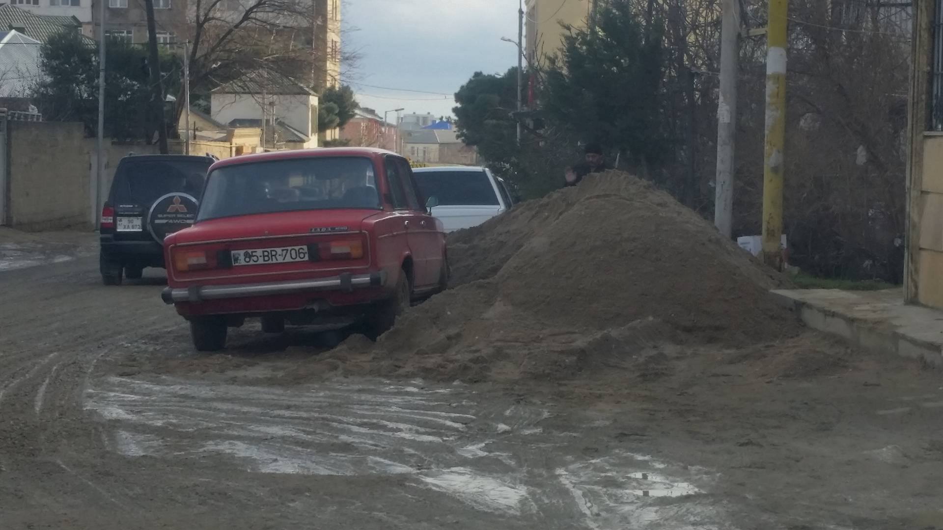 Badamdarın yollarını darmadağın etdilər – FOTOLAR