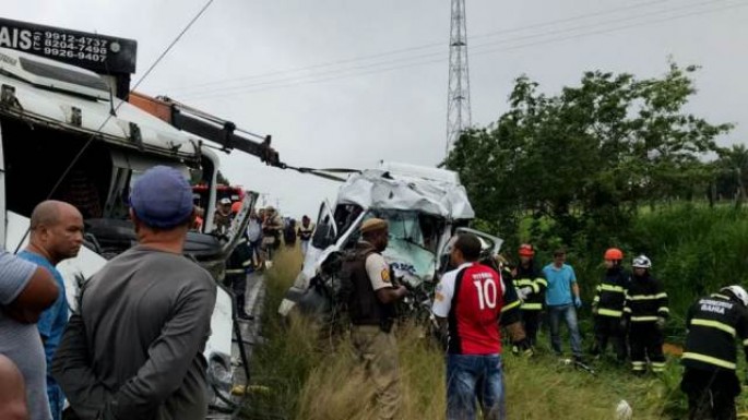 Yük avtomobili mikroavtobusla toqquşdu: 8 ölü, 3 yaralı