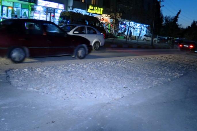 Xırdalanda yol çökdü, yük maşını çuxura düşdü - VİDEO