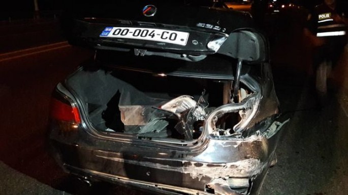 Aeroport yolunda "BMW" arakəsmələrə çırpıldı - VİDEO