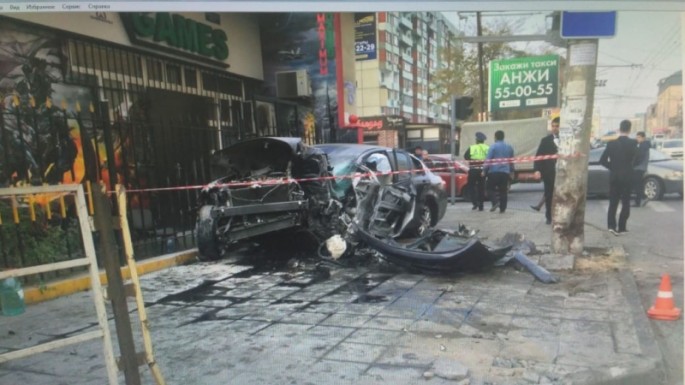 Dəhşətli qəza: “Infiniti” dirəyə çırpılaraq yandı – FOTO + VİDEO