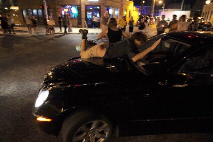 Sürücü avtomobili kütlənin üzərinə sürdü