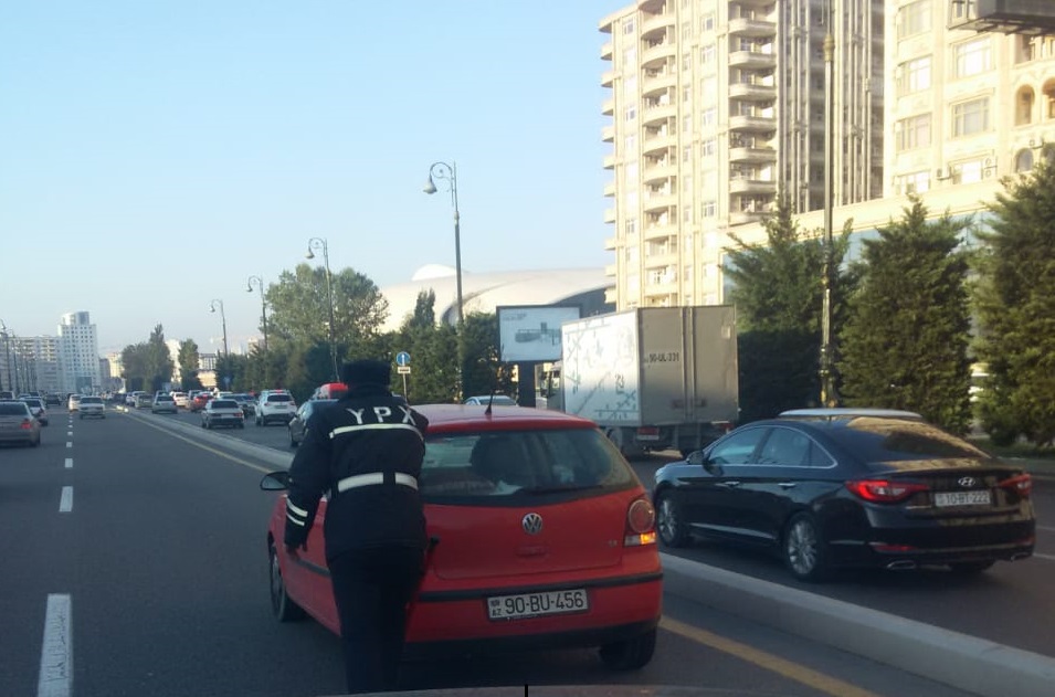 Yol polisi yolda qalan xanım sürücüyə belə kömək etdi - FOTO