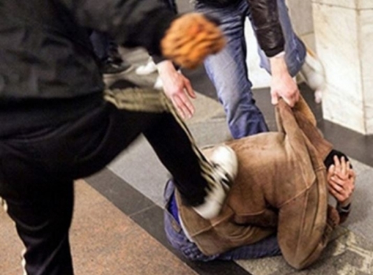 Metronun çıxışında oğlanı döyüb 1100 manatını apardılar - Bakıda