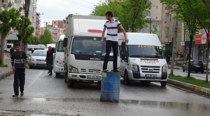 Çəlləyin üstündə 2 km yol getdi - VİDEO