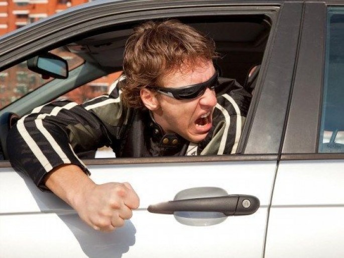 Sürücünün qeyri-adi qisası kameraya düşdü - VİDEO