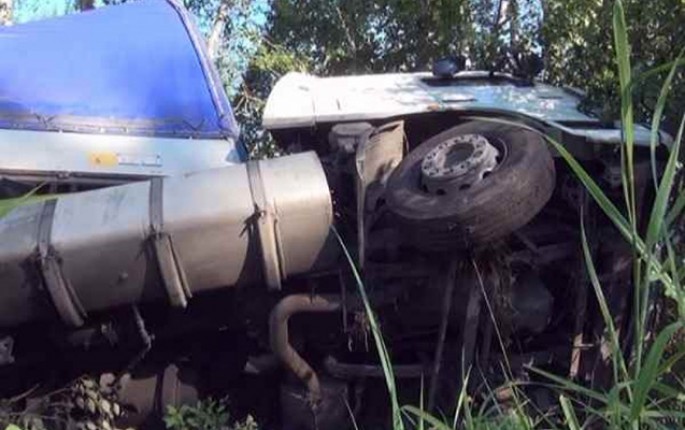 Gədəbəydə yük maşını çaya aşdı, iki nəfər öldü