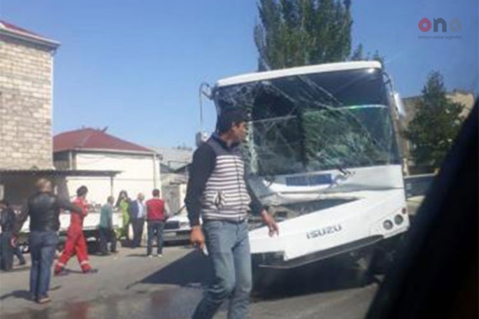 Bakıda avtobus yük maşını ilə toqquşdu: 2-si ağır, 6 yaralı - FOTO