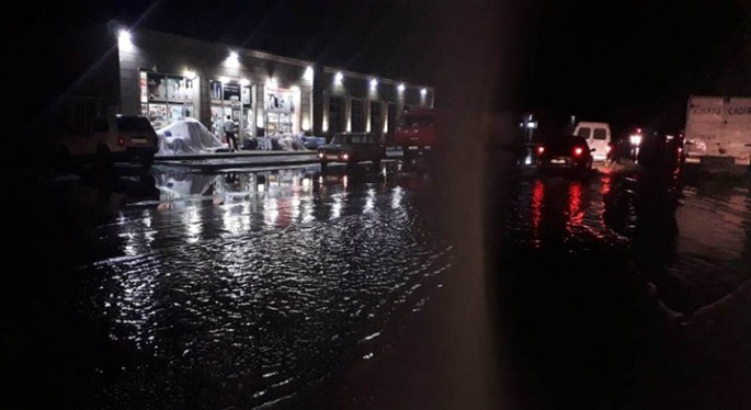 Kürdəmirdə güclü yağış küçələri keçilməz edib - VİDEO