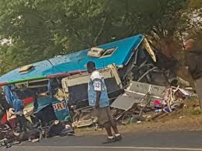 Avtobus yük maşını ilə toqquşdu: 3 ölü, 70 yaralı
