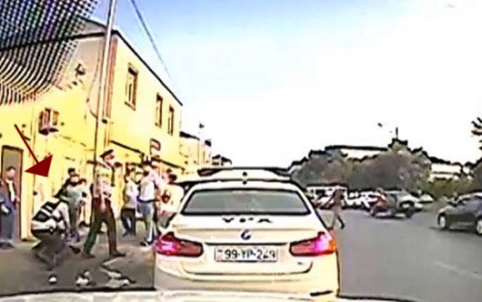Kriminal avtoriteti öldürənlərin yol polisi tərəfindən tutulma anı - Bakıda - VİDEO