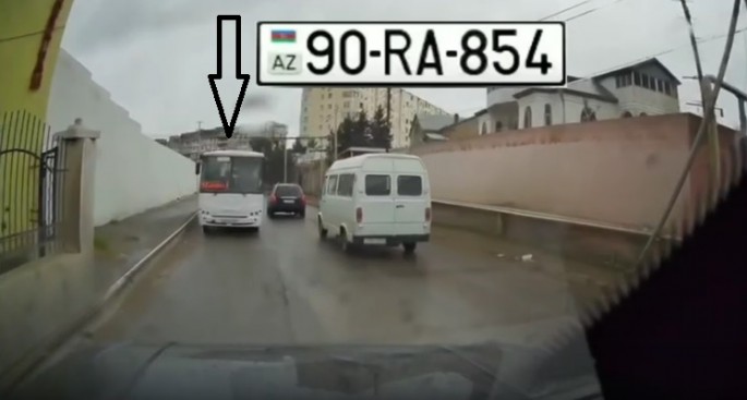 Avtobus "protiv" gedib yol kəsdi-  90 RA 854 - VİDEO