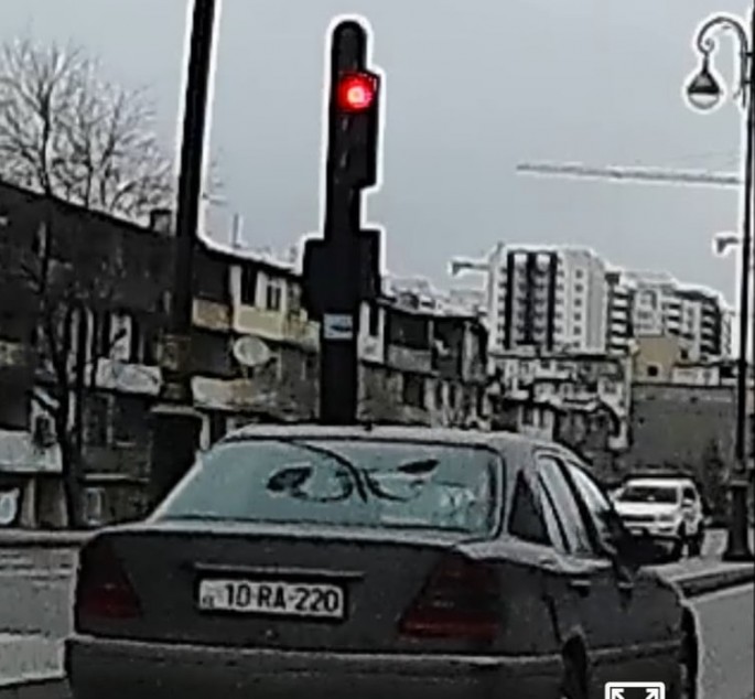 Svetoforun qırmızı işığını saymayan sürücü-  10 RA 220 - VİDEO
