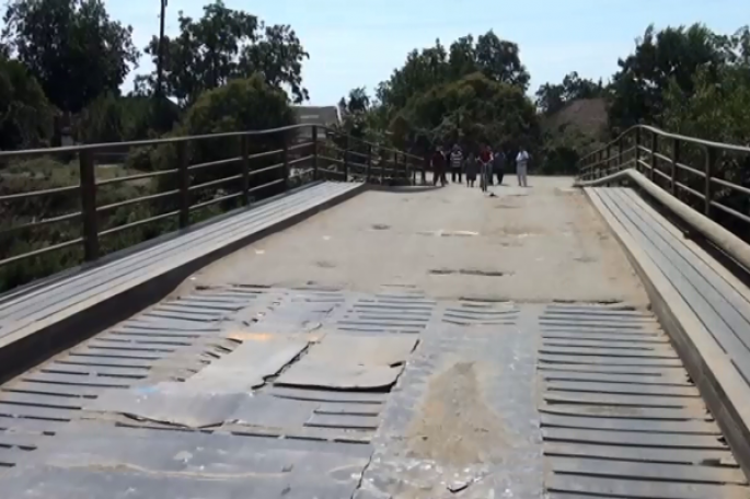 5400 sakinin istifadə etdiyi körpü: dayaqlarını sel yuyub aparıb, üstündən qaz xətti keçir- VİDEO 