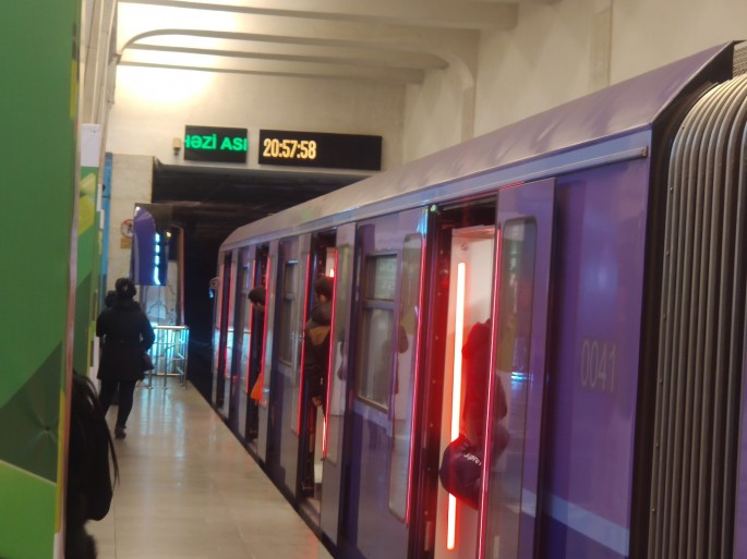 Metroda 1 nəfər özünü qatarın altına atdı - VİDEO