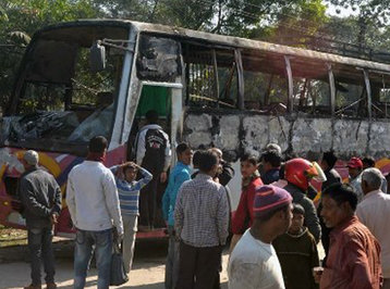 Avtobusu yandırdılar: 7 nəfər öldü