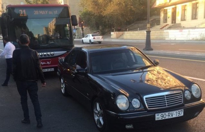 "Bakı Bus" avtobusu qəzaya düşdü - FOTO