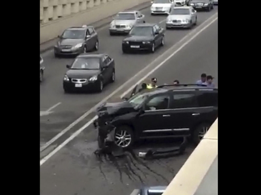 Bakıda "Lexus" divara çırpılıb bir yoldan digərinə tullandı, yaralananlar var - VİDEO