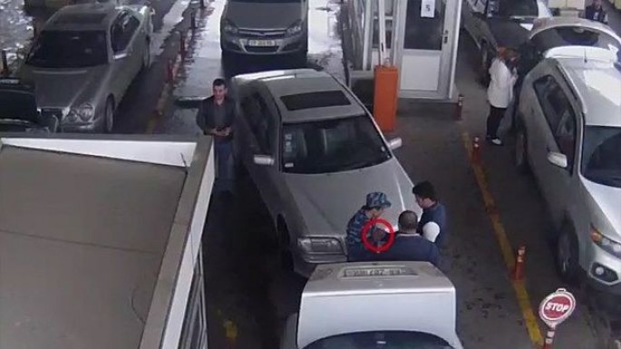 Gömrükçülərə rüşvət təklif etdi, kameraya düşdü - VİDEO