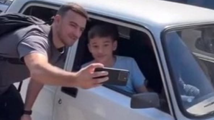 Qara Qarayev tıxacda qalan uşaqla selfi çəkdi - VİDEO