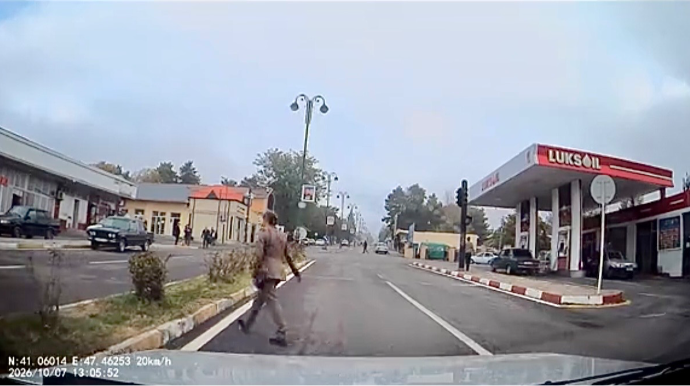 Parkla yolu səhv salan piyada qəza təhlükəsi yaratdı   - VİDEO