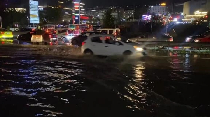 İstanbulda küçələri su basdı - FOTO - VİDEO