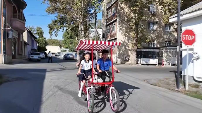 12 yaşlı göyçaylının fərasəti: Əkiz bacıları öz "maşın"ı ilə dərsə aparır - VİDEO 