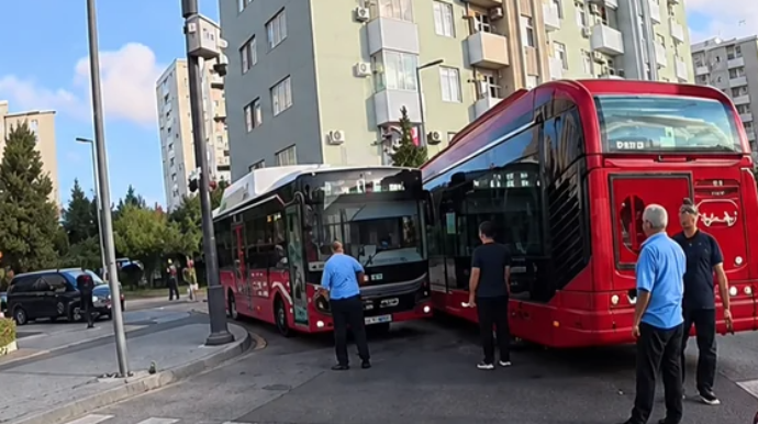 Avtobus həyətin girişində qaldı: Sakinlər köməyə gəldi - VİDEO 