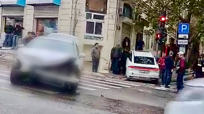 В Баку Hyundai врезался в BYD и вылетел на тротуар - ВИДЕО 