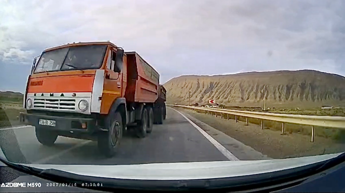 Kobud qayda pozan “KamAZ” sürücüsü ağır qəzadan son anda yayındı    - VİDEO