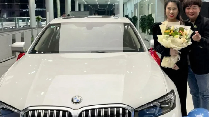 Çində restoran sahibi işçilərinə "BMW" hədiyyə etdi
